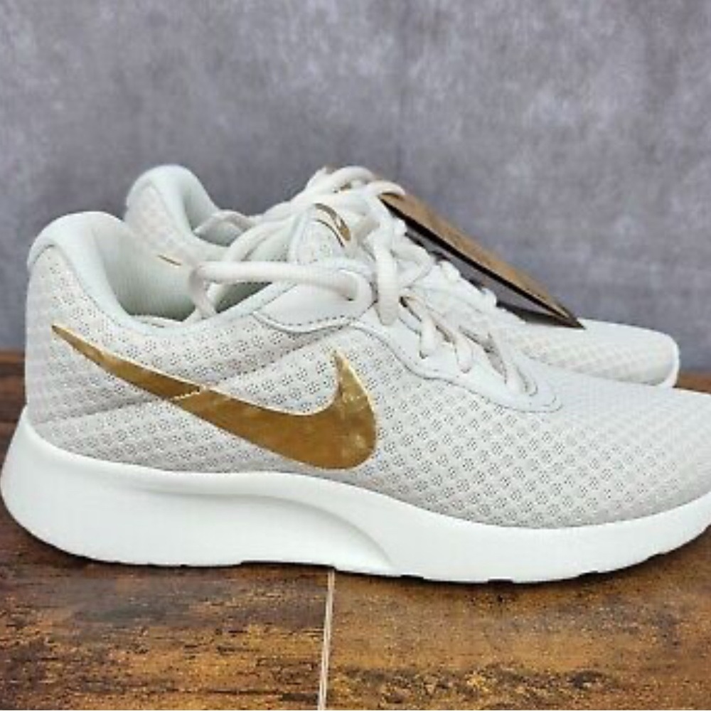 NWT Nike Women’s Tanjun Running Athletic Shoe